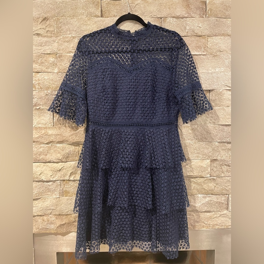 Navy blue lace dress with layered effect. Ideal for weddings, elegant events